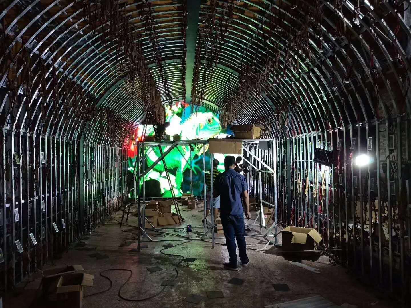 江南隧道异形LED显示屏